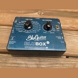 Modrý kovový pedál s nápisy BluGuitar TONE INNOVATION a BLUBOX VSC SPEAKER EMULATOR IR. Zařízení obsahuje ovládací knoflík MIC POSITION, přepínač LIF…