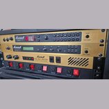 Sada tří rackových zařízení značky Marshall v zlatém provedení. Horní jednotka je Valve MIDI Pre-Amp JMP-1, prostřední Signal Processor JFX-1 a spodn…