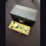Zelený efekt pedál s kovovým šasi a bílým spínacím tlačítkem. Na povrchu jsou nápisy DC IN, TONE, INPUT, LEVEL, DRIVE, OUTPUT a modelové označení ES-…