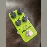 Zelený kytarový efekt pedál s kovovým šasi a čtyřmi černými ovládacími knoflíky. Na povrchu jsou nápisy VOLUME, FUZZ, BASS a TREBLE a výrazné logo VA…