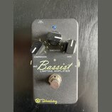 Černý kytarový pedál s nápisem Bassist LIMITING AMPLIFIER a žlutým podpisem Rlhmberg ve spodní části. Obsahuje tři černé ovládací knoflíky s popisky…