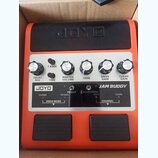 Oranžový kytarový kombo zesilovač s černým reproduktorem. Na ovládacím panelu jsou knoflíky s popisky DELAY MIX, F.BACK, TIME, MASTER VOLUME, TONE, D…