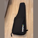Černý softcase na hudební nástroj v kytarovém tvaru. Na spodní části je bílý nápis Litejam s barevným trojúhelníkem nad písmeny. Povrch je v dobrém s…