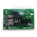 Zelená plošná deska s elektronickými součástkami. Na spodní hraně je bílý nápis Roland EFFECT EXPANSION BOARD a označení VS8F-2. V horní části je tex…