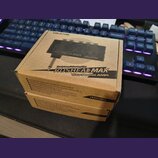 Dvě hnědé kartonové krabice s nápisy. Na horní straně je uveden název VALETON a model RUSHEAD MAX s přívlastkem Your Pocket AMP! a označením Headphon…