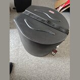 Černý tvrdý kufýr na hudební nástroj s texturovaným povrchem. Na horní části je vidět logo GATOR a nápis GATOR vyražený do materiálu. Kufýr je zajišt…