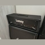 Černý kytarový kombo zesilovač značky Laney s kovovou mřížkou. Na předním panelu je bílý nápis Laney a označení modelu L22D. Ovládací panel obsahuje…