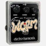 Efektový pedál v stříbrném kovovém šasi s černým čelním panelem. Na panelu je nápis „the worm“ a značka „electro-harmonix“. Obsahuje tři černé ovláda…