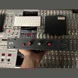 Černý rackový přístroj s nápisem STEREO LIMITER a logem D&B. Na předním panelu jsou dva červené otočné ovladače s popisky threshold a output, jeden b…