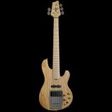 Pětystrunná elektrická basová kytara s přírodním dřevěným povrchem těla a hmatníkem. Na hlavě je viditelné logo Ibanez. Instrument má jeden snímač u…