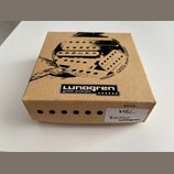 Hnědá kartonová krabice s černým potiskem. Na horní straně je logo „Lundgren guitar pickups“ a grafika znázornující snímače s nápisem „HANDMADE GUITA…