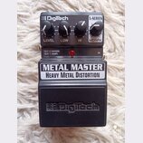 Černý kytarový efekt s nápisy Digitech a X-SERIES. Na horní části jsou čtyři ovládací knoflíky s popisky LEVEL, LOW, HI a MORPH. Uprostřed je červená…