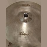 Kovový činel s viditelným koncentrickým broušením povrchu. Na spodní části je čitelné logo Zildjian a v horní části nápis TITANIUM s malým textem Med…