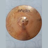 Kruhové činely v měděné barvě s jemným žebrováním po celém obvodu. Na povrchu je čitelné logo Paiste a pod ním nápis 20" RIDE. Povrch vykazuje drobné…