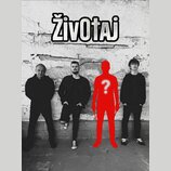 Černobílá fotografie čtyř mužů stojících před zdí, kde je nápis ŽIVOTAJ. Třetí postava zleva je zakrytá červenou siluetou s bílým otazníkem. Všichni…