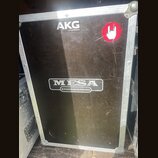 Černý transportní case s hliníkovým rámem a kovovými rohy. Na přední straně jsou bílé nápisy AKG by HARMAN a MESA ENGINEERING. V pravém horním rohu j…