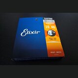 Fotografie znázorňuje balení strun pro elektrickou kytaru značky Elixir. Na modrém a oranžovém obalu jsou nápisy ELECTRIC GUITAR STRINGS, NICKEL PLAT…