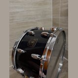 Černý buben s chromovaným obručem a lugy. Na korpusu je umístěn štít s nápisem GRETSCH USA. Povrch nástroje je glossy a v dobrém stavu.