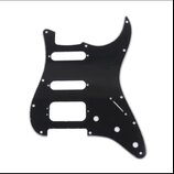 Černý plastový pickguard pro elektrickou kytaru. Má výřezy pro tři snímače a ovládací prvky. Povrch je hladký a bez viditelných značek či nápisů.