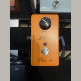 Oranžový efekt pedál s černým ovládacím knoflíkem a stříbrným spínacím tlačítkem. Na povrchu jsou nápisy SPEED, OUTPUT, INPUT, logo MXR a model Phase…