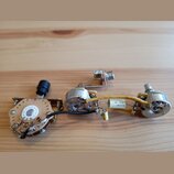 Fotografie zobrazuje elektronické zapojení s potenciometry a přepínačem. Na jednom z kondenzátorů je čitelný nápis 33uM 400V ~ 10 267 - AD. Komponent…