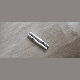 Dvě stříbrné kondenzátorové mikrofony s kovovým povrchem. Na těle obou mikrofonů je viditelné logo AKG a nápis C414 XLS. Povrch mikrofonů vykazuje mí…