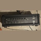 Černý basový zesilovač v texturovaném obalu. Na předním panelu je nápis Tenley a označení MAX 430 BASS AMPLIFIER. Zařízení obsahuje řadu ovládacích k…