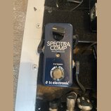Modrý efekt pedál s nápisy SPECTRA COMP a BASS COMPRESSOR. Ve spodní části je uveden text true bypass a logo tc electronic. Zařízení vykazuje známky…