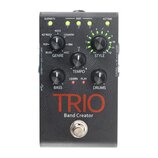 Černý efekt pedál s nápisem TRIO Band Creator. Zařízení obsahuje pět ovládacích knoflíků s popisky GENRE, TEMPO, STYLE, BASS a DRUMS, několik kontrol…