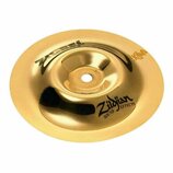 Zlatý kovový činel s vysokým leskem. Na povrchu jsou černé nápisy „Zildjian“ a „SOUND EFFECTS“ v dolní části a nečitelný nápis v horní levé části. V…