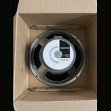 Kruhový reproduktor v kartonové krabici. Na středovém krytí je bílo-černý štítek s nápisy PROFESSIONALLOUDSPEAKER, CELESTION, Celestion International…