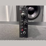 Černý rackový modul s nápisy 501, GAIN, OUT, Z, DI a INST. Na horní části je bílé logo tvořené třemi vodorovnými čarami v rámečku. Zařízení obsahuje…