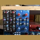 Dva moduly SSL SiX CH v černé barvě s nápisy INPUT, GAIN, EQ a COMP. Vedle nich jsou dva moduly v modré barvě s nápisy mase 502, Input gain, low pass…