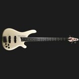 Bílá elektrická basová kytara s čtyři strunami a černým hmatníkem. Na těle je nápis Bass MANIAC™ DESIGNED BY TUNE® GUITAR TECHNOLOGY a na hlavě je lo…