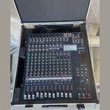Míchací pult Yamaha MG166C-USB umístěný v transportním kufru. Na přístroji je vidět logo YAMAHA a název modelu MG166C-USB, dále je nalepená štítková…