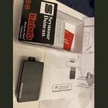 Na fotografii je černý obdélníkový modul s nápisem Seymour Duncan a doprovodný papírový návod se schématem zapojení. Modul je umístěn vedle průhledné…