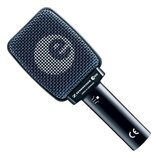 Černý dynamický mikrofon s obdélníkovou mřížkou. Na těle je bílý nápis SENNHEISER e906 a text MADE IN GERMANY. Ve spodní části je viditelné označení…