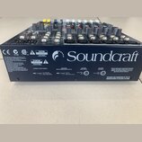 Zadní strana míchacího pultu značky Soundcraft v šedé barvě. Na zadním panelu jsou viditelné vstupy a výstupy s nápisy CHANNEL & OUTPUT INSERTS, LINE…