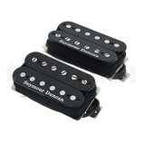 Dva elektrické snímače typu humbucker v černé barvě. Na spodní části obou snímačů je bílý nápis Seymour Duncan. Povrchy jsou hladké a v dobrém stavu.