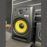 Černý studiový monitor s žlutým membránovým reproduktorem. Na přední straně jsou viditelné loga KRK SYSTEMS a ROKIT 8 POWERED. Povrch je v dobrém sta…
