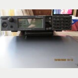 Šedý elektronický modul s displejem a ovládacími tlačítky. Na přední straně jsou nápisy Roland, SOUND CANVAS a GS MIDI. Jsou zde viditelné ovládací p…