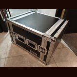 Černý transportní flightcase s hliníkovými hranami a kovovými rohy. Na přední straně jsou dvě černé plastové madla a dva kovové zámky. V dolní části…