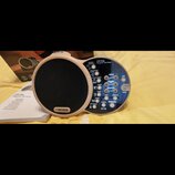 Elektronický doprovodný nástroj Boss DR-01s Rhythm Partner v béžovém provedení s černým úderným povrchem. Na ovládací části jsou viditelné nápisy: SH…