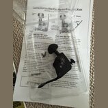 V plastovém obalu se nachází černý ladicí klíč z kovu. Pod ním je viditelný papírový návod s nadpisem Tuning Instructions For Hipshot Extender Keys a…