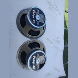 Dvě reproduktory značky Celestion v béžovém provedení. Na středových krytech je uveden nápis LOUDSPEAKERS, model G12 Vintage 30 a text CELESTION INTE…