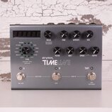 Šedý kytarový efekt s kovovým povrchem a nápisem strymon TIMELINE. Zařízení má čtyři hlavní otočné ovladače označené TIME, REPEATS a MIX, dále tři me…