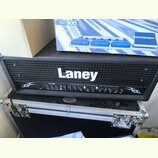 Černý kytarový kombozesilovač značky Laney s mřížkou v horní části. Na ovládacím panelu je nápis LX120RR a řada ovládacích knoflíků. Nástroj je umíst…