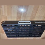 Černý kovový pedalboard s vodorovnými otvory a úchytkou. Na povrchu jsou bílé nápisy ROCKBOARD®, BY WARWICK a QUAD 4.2. Povrch je v dobrém stavu, bez…