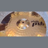 Zlatý kovový činel s kovaným povrchem. Na pravé straně je černý nápis pAiste pst8 18" ROCK CRASH. Povrch vykazuje drobné škrábance a známky používání.