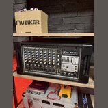 Černý mixážní pult v transportním kufru s nápisem rache t.mix PM 800 Professional Portable PA. Zařízení obsahuje několik vstupních kanálů s ovládacím…